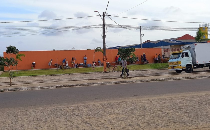 Vídeo: moradores do Conjunto Antônio Lins formam fila em escola para pegar água