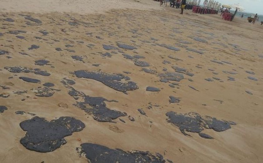 IMA alerta que é importante evitar contato com manchas de óleo nas praias