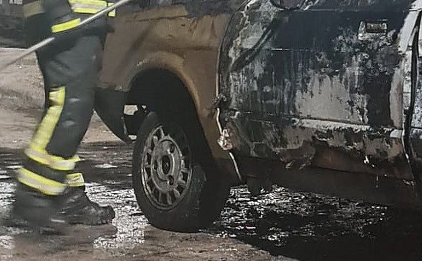 Incêndio destrói veículo em Delmiro Gouveia