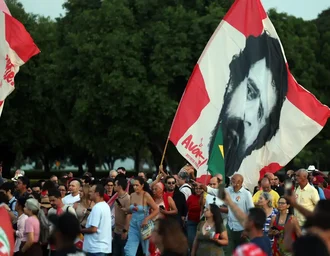 Lula e eleitores idosos se emocionam em 'festa de aniversário'