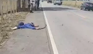 Motociclista morre após perder controle e bater em cerca de arame