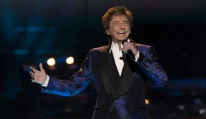 Aos 73 anos, cantor Barry Manilow assume ser homossexual