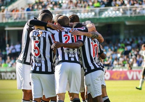 Atlético-MG volta a vencer fora de casa e complica a vida do Coritiba