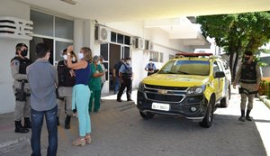 Paciente ameaça servidores e quebra portas de vidros de hospital em Maceió