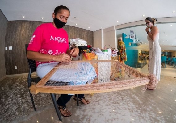 Artesãos do Pontal da Barra comercializam suas peças em hotéis de Maceió