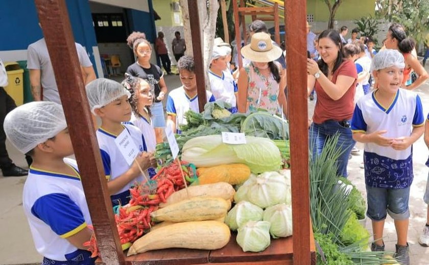 Arapiraca: escola produz por mês 1 tonelada de alimentos