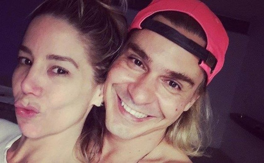 André Gonçalves posa juntinho com Danielle Winits e se declara: 'Te amo muito'