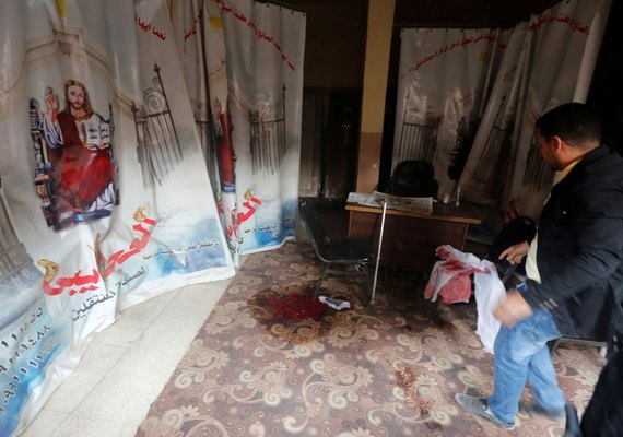 Atirador deixa mortos e feridos em igreja no Egito