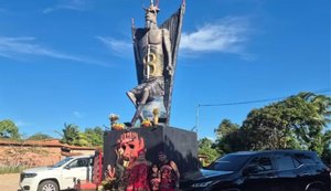 Quem é a feiticeira que ergueu estátua de 11 metros ao Diabo