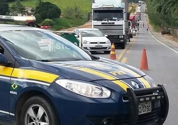 Polícia Rodoviária Federal realiza interdição total da BR-101 em Flexeiras