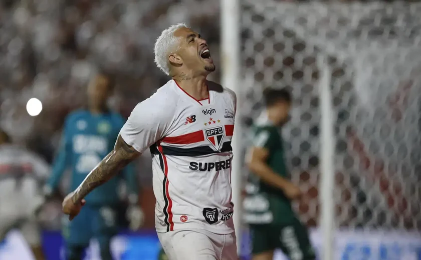 São Paulo vence Chapecoense e assume liderança isolada do Brasileiro
