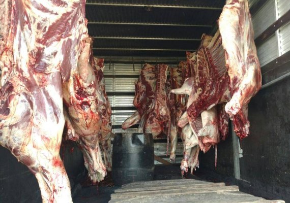 PRF apreende mais de uma tonelada de carne sendo transportada irregularmente