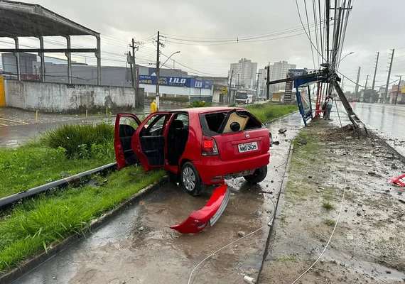 Motorista perde controle do veículo, derruba poste e vai parar no canteiro da Avenida Menino Marcelo