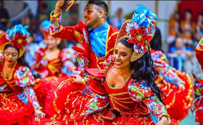 Quadrilhas juninas de Alagoas e Pernambuco homenageiam o Baile da Chita em apresentações pelo Nordeste
