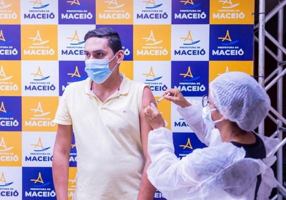 Maceió vacinou mais de 100 mil pessoas em fevereiro