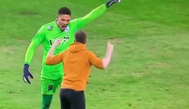 Goleiro nigeriano defende pênalti na Holanda, leva garrafada e expulsa torcedor de campo