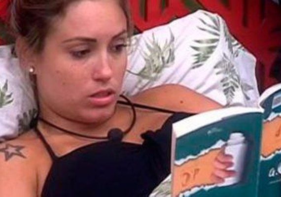 BBB 18: Jéssica vira piada na web após ler livro de ponta cabeça