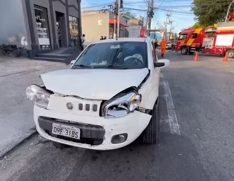 Colisão entre dois carros causa capotamento e deixa uma pessoa ferida em Maceió