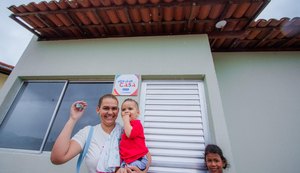Governo de Alagoas entrega 103 casas e inaugura pavimentação em Cacimbinhas