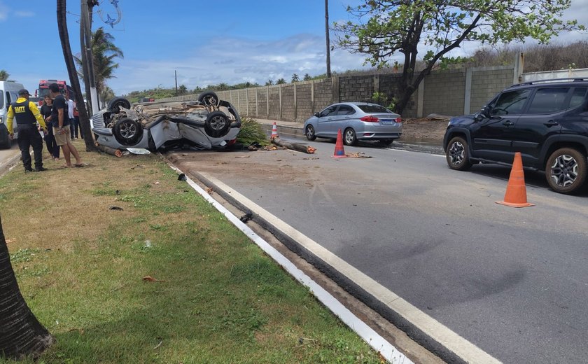 Veículo capota e derruba coqueiros em avenida de Maceió