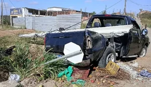 Dois homens ficam feridos após veículo colidir em poste