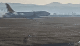 Avião explode após pousar e bater contra muro na Coreia do Sul