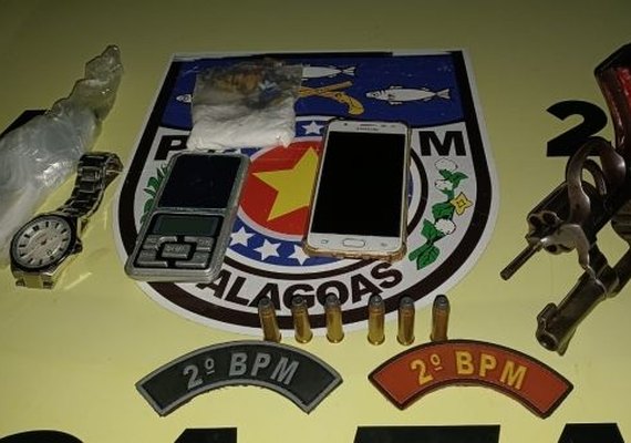 2° BPM apreende arma e drogas em Murici