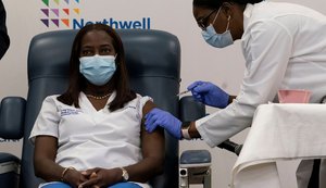 Enfermeira é primeira a ser vacinada contra Covid-19 nos Estados Unidos