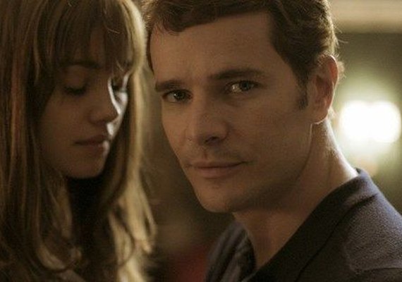 'Os Dias Eram Assim': Vitor arrasta Alice para banheiro de avião e tenta forçar sexo