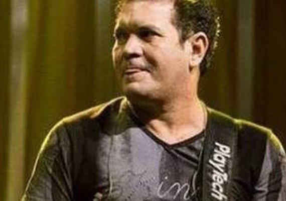 Ximbinha chora e arma barraco ao ouvir música de Joelma em Bar