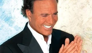 Julio Iglesias é acusado de assédio por ex-funcionárias