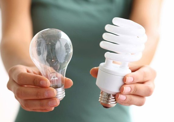 Iluminação natural e lâmpadas de LED estão entre as dicas de como economizar