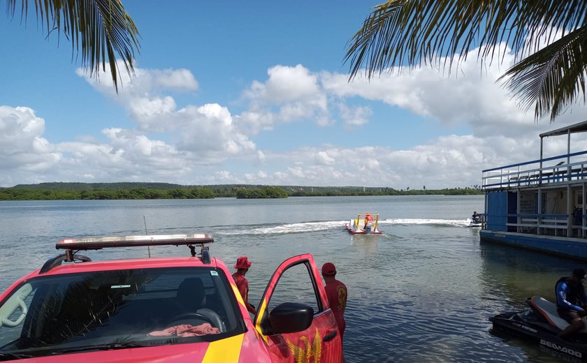 Corpo de Bombeiros realiza buscas na Lagoa Mundaú por criança que caiu de embarcação