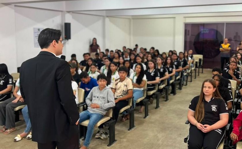 Juízes orientam quase 500 alunos de Coité do Nóia e Taquarana sobre violência doméstica