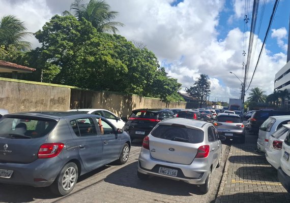 Estacionamento irregular trava acesso à Avenida Menino Marcelo e gera reclamações na Serraria