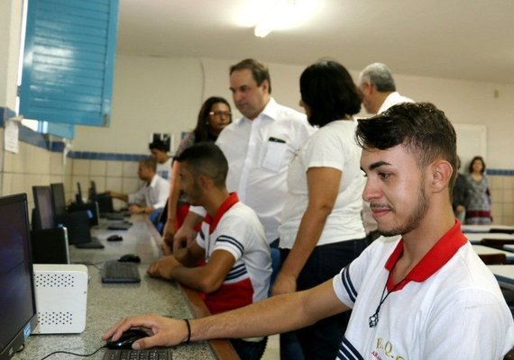 Governo entrega oito laboratórios de informática em Arapiraca