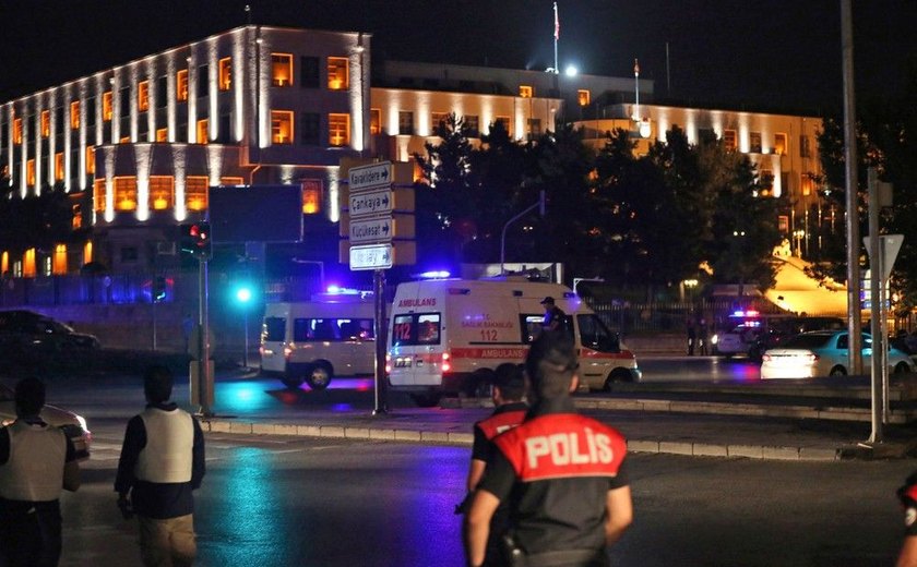 Turquia prolonga estado de emergência por mais três meses