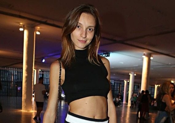 Irmã de Ana Hickmann: 'Minha casa é do tamanho do sofá dela'