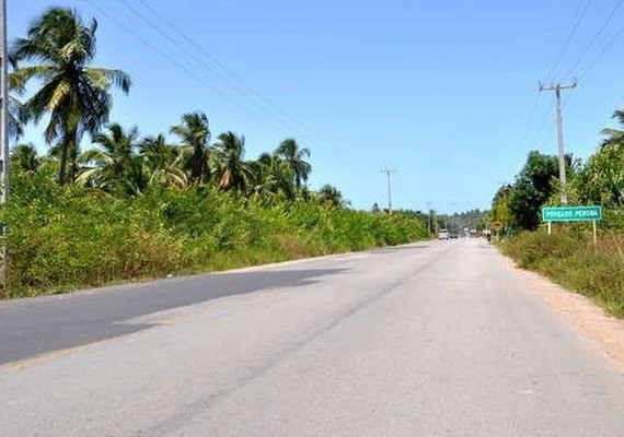 Polícia Rodoviária mede temperatura de motoristas na divisa com Pernambuco
