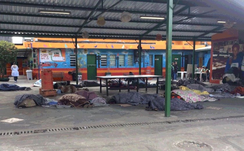 Prefeitura de SP retira colchões de tenda na Cracolândia