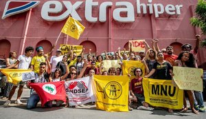 Ato em frente ao Extra do Rio protesta contra morte de jovem negro por segurança