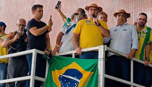 “JHC está com a gente na campanha”, diz Flávio Bolsonaro em Maceió