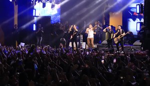 Mesmo debaixo de muita chuva, público lota polo Carlos Moura no Jaraguá