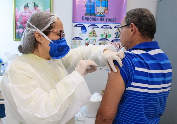 Movimento intenso no primeiro dia de vacinação antigripe em Maceió