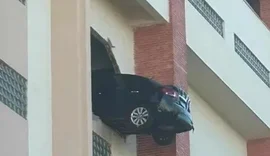 Carro fica pendurado a mais de 20 metros do nível da rua em Belo Horizonte