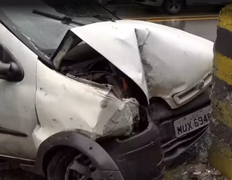 Motorista perde controle da direção e bate em bloco de concreto na Avenida Leste-Oeste