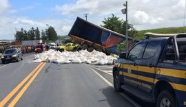 Acidente entre caminhão e carro de passeio deixa dois com ferimentos leves