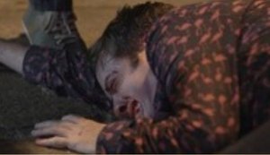 'Totalmente Demais': Max é espancado por grupo homofóbico