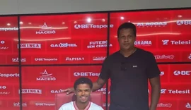 Promessa do CRB, Cauã Ávila assina primeiro contrato profissional com o clube