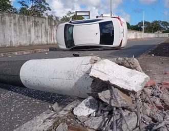 Carro capota após bater em poste e causa bloqueio parcial no Eixo Quartel, em Maceió